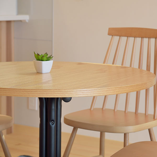 オーク天然木を使用したくつろぎのカフェテーブル 円形型 80cm