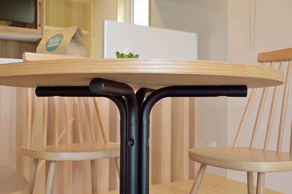オーク天然木を使用したくつろぎのカフェテーブル 円形型 80cm