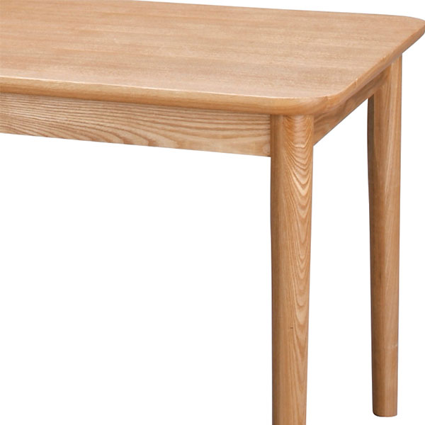 低めのテーブル高さが扱いやすいナチュラルダイニングテーブル
