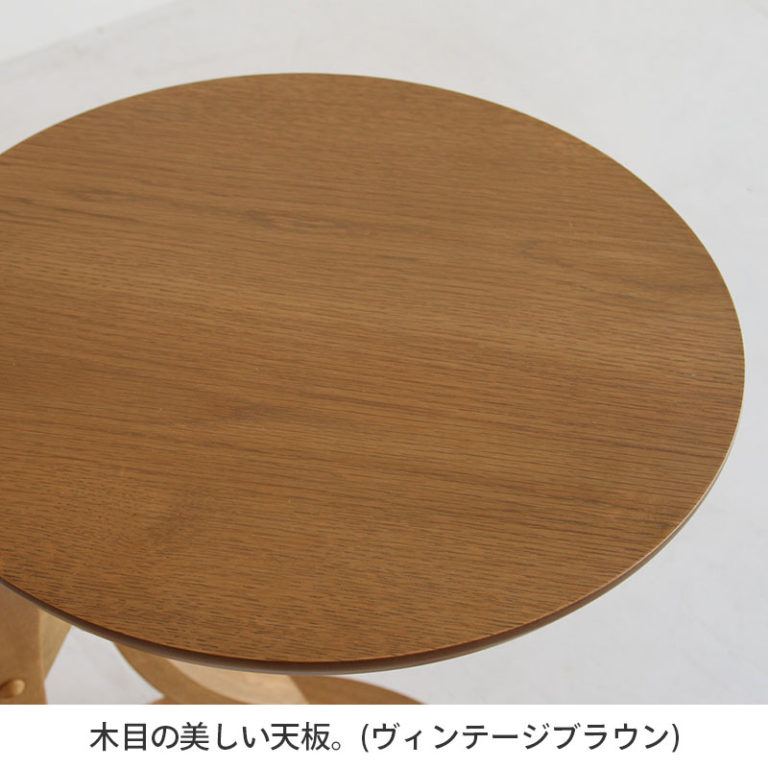 コンパクトでスタイリッシュなサイドテーブル C型土台でソファやベッドの脚に入れられます。