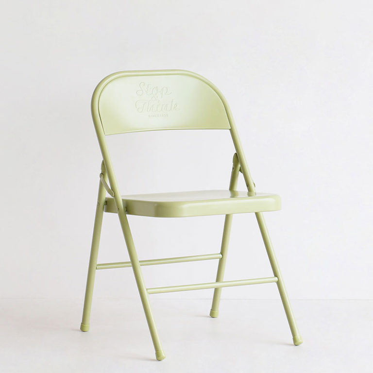 おしゃれなデザインの折りたたみスチールチェア パイプ椅子 カラー3色あります。