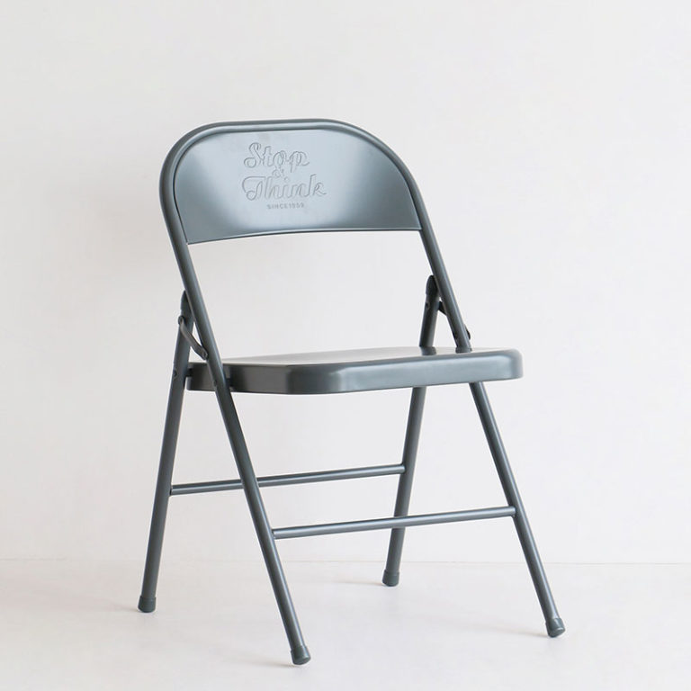 おしゃれなデザインの折りたたみスチールチェア パイプ椅子 カラー3色あります。
