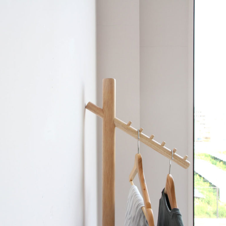 壁際にもスッキリ置ける斜め掛けハンガーラック 木製 傾斜ハンガー スラントハンガー
