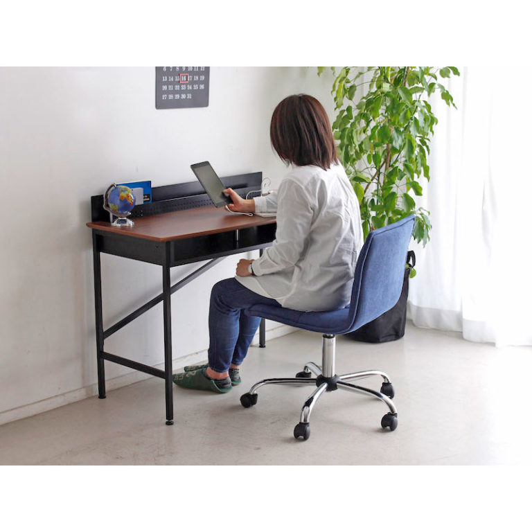 机上ラックとUSBポートが付いた使い勝手の良いPCデスク ウォールナット材 幅100cm